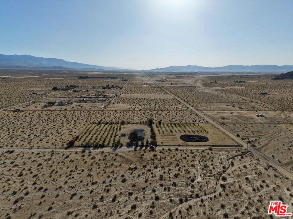 https://media.crmls.org/mediaz/6070d48c-a8b6-4c6f-be00-c252089a57b7.jpg?preset=X-Large