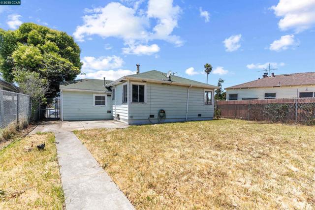 1406 Monterey St, Richmond CA: https://media.crmls.org/mediaz/6070fa67-e3e4-46b3-b053-788fc8048806.jpg
