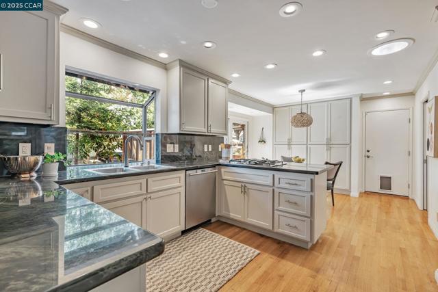3180 Arbolado Dr, Walnut Creek CA: https://media.crmls.org/mediaz/6071058f-0a92-4aae-a508-8c325e81eac0.jpg