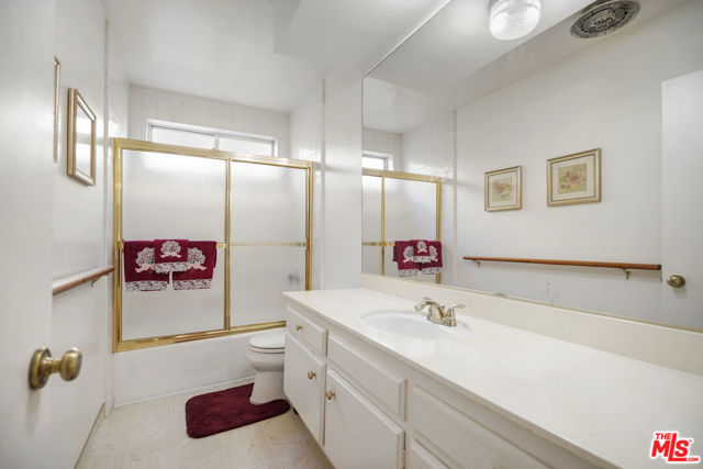 15248 Dickens Street, Sherman Oaks CA: https://media.crmls.org/mediaz/6072d5a4-4e21-4417-a111-f59bfbdf9364.jpg