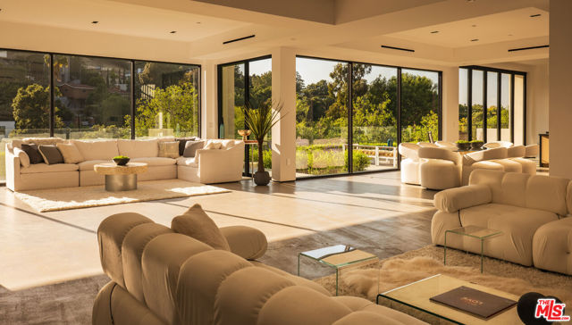 3920 Knobhill Drive, Sherman Oaks CA: https://media.crmls.org/mediaz/607393e0-174a-477a-a0a7-cb871f091094.jpg