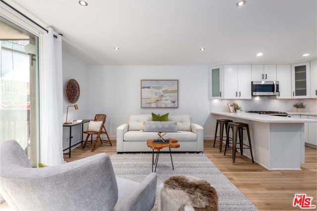 5901 Canterbury Drive, Culver City CA: https://media.crmls.org/mediaz/6074836e-86d7-42f8-82bf-4eb316a71b34.jpg