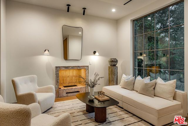 4209 Vantage Avenue, Studio City CA: https://media.crmls.org/mediaz/6074d4d2-3113-4b18-914a-f3f23ad60176.jpg