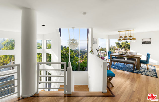 7265 Caverna Drive, Los Angeles CA: https://media.crmls.org/mediaz/607546d0-745b-4a90-aaf3-5b855e16a591.jpg