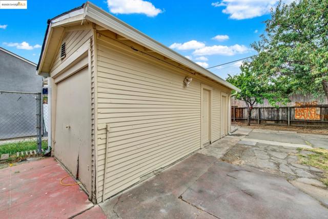 1009 106Th Ave, Oakland CA: https://media.crmls.org/mediaz/6075557d-45e5-4bab-acfe-05936483af49.jpg