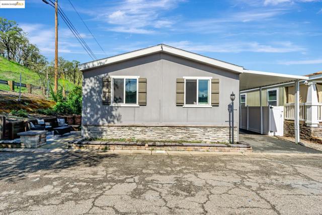16711 Marsh Creek Rd, Clayton CA: https://media.crmls.org/mediaz/6075a34e-7561-4b1e-a2b7-b8c815a3b2e0.jpg