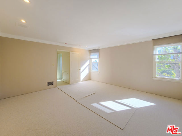 8967 St Ives Drive, Los Angeles CA: https://media.crmls.org/mediaz/6075a71b-93ed-4d78-a58c-0431351954e6.jpg