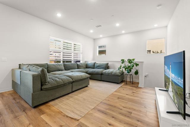 2055 Bravo Loop, Chula Vista CA: https://media.crmls.org/mediaz/60765d38-16f0-455f-8d04-09a46694056c.jpg