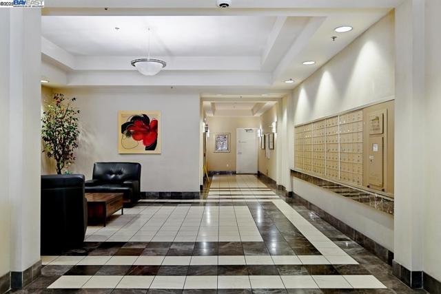 988 Franklin St, Oakland CA: https://media.crmls.org/mediaz/60769050-0388-4a7a-9fbf-06fe90181857.jpg