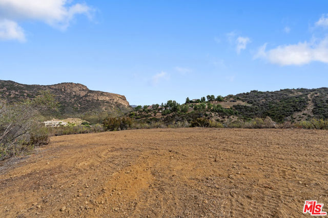 622 E Carlisle Road, Thousand Oaks CA: https://media.crmls.org/mediaz/60769c8d-d3f2-4b82-8626-06ee4564160c.jpg