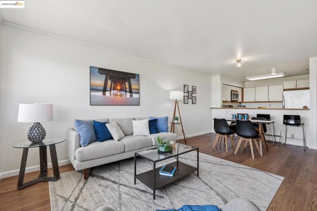 1205 Melville Sq, Richmond CA: https://media.crmls.org/mediaz/6077d530-be25-4ed6-a9f4-33010081abe8.jpg