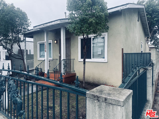 1204 Smith Place, Long Beach, California 90806, 3 Bedrooms Bedrooms, 0 ,1 BathroomBathrooms,Single Family Residence,For Sale,Smith,0,25631795