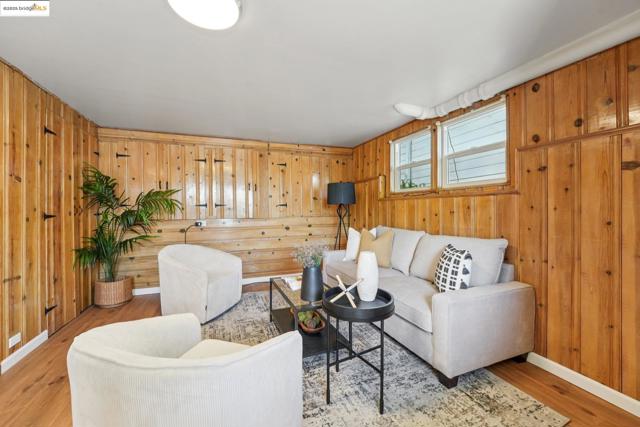 10601 Sheldon St, Oakland CA: https://media.crmls.org/mediaz/607b5960-bb16-4075-aebd-6e813487a7de.jpg