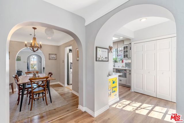 11316 Sunshine Terrace, Studio City CA: https://media.crmls.org/mediaz/607baf93-97a4-45c0-98ee-a9d3a8128448.jpg