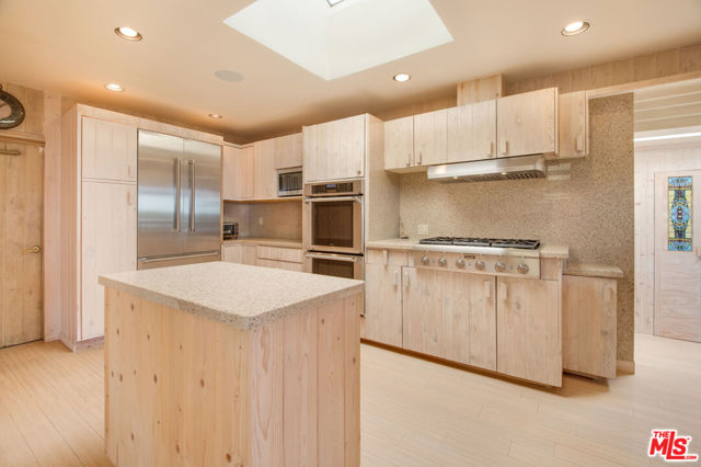27004 PACIFIC COAST Highway, Malibu CA: https://media.crmls.org/mediaz/607c8be0-2875-4e65-a6ae-2f4be2f05b5b.jpg