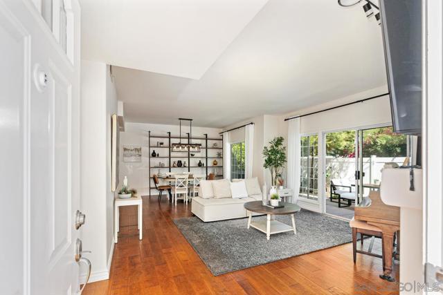 8619 Via Mallorca, La Jolla CA: https://media.crmls.org/mediaz/607cc9ec-aca8-4c77-8e39-e2954ac7951a.jpg