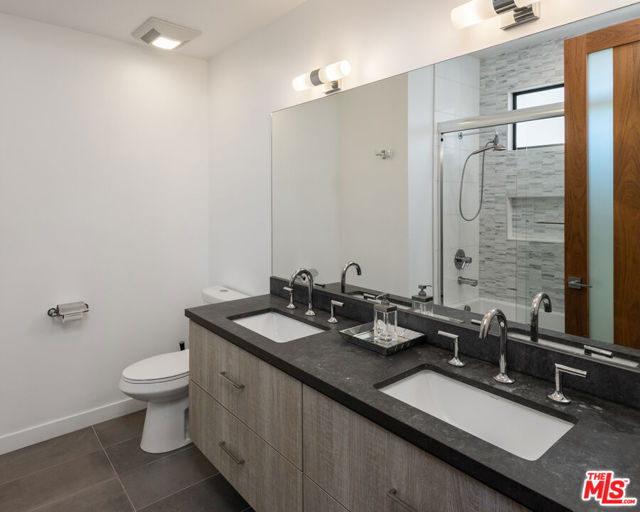 11900 Washington Place, Los Angeles CA: https://media.crmls.org/mediaz/607d6ba7-ff51-45f2-b460-a4b96cf7344b.jpg