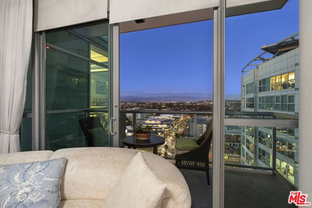 13650 Marina Pointe Drive, Marina del Rey CA: https://media.crmls.org/mediaz/607e0336-b3d0-47bf-bba5-a4530f3999a8.jpg