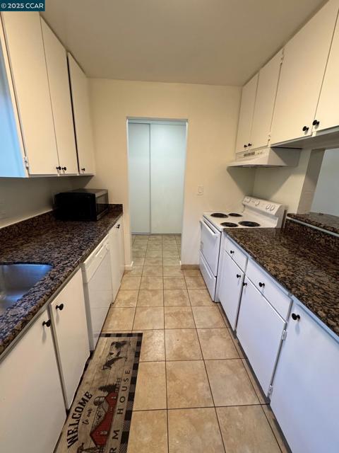 1060 Oak Grove Rd, Concord CA: https://media.crmls.org/mediaz/607e5d33-f75f-4ad3-8c94-0c3b07f1b115.jpg
