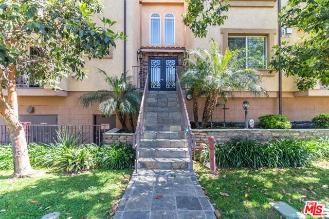 5132 Maplewood Avenue, Los Angeles CA: https://media.crmls.org/mediaz/607e72fd-cd18-4a7b-8395-195b7845c991.jpg