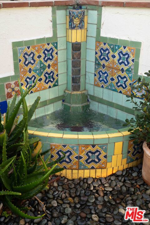 4331 4th Avenue, Los Angeles CA: https://media.crmls.org/mediaz/607e7bc0-1a0b-467f-b211-8cddfbd17924.jpg