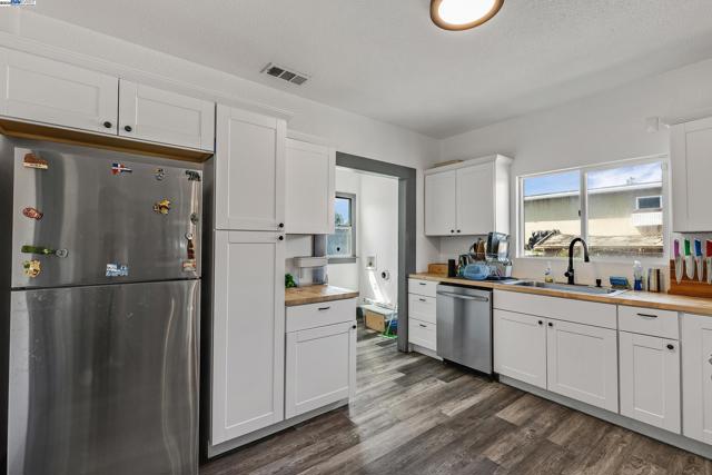 2708 60th Avenue, Oakland CA: https://media.crmls.org/mediaz/607fb9ba-babc-482a-8693-d08a4ee7804a.jpg