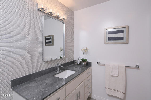5245 Bubbling Well Lane, La Canada Flintridge CA: https://media.crmls.org/mediaz/607fc399-8fb3-4b8c-b0e2-1f51c2beba20.jpg