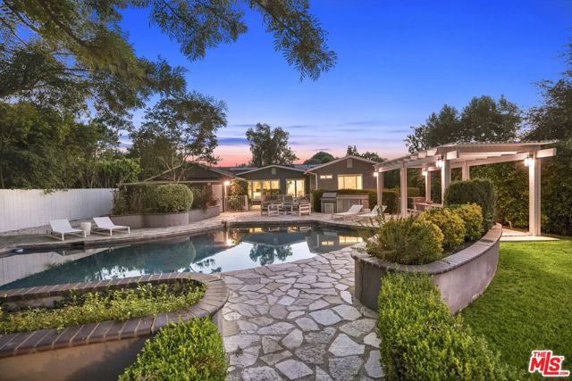 6002 Jumilla Avenue, Woodland Hills CA: https://media.crmls.org/mediaz/6080888e-80c7-44b1-a65e-3ea2419e0632.jpg