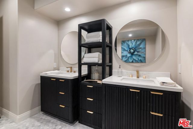 11500 San Vicente Boulevard, Los Angeles CA: https://media.crmls.org/mediaz/6081883b-0f0c-4770-94cc-8b4c65d8ad71.jpg