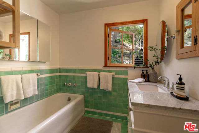 3105 Ledgewood Drive, Los Angeles CA: https://media.crmls.org/mediaz/60824d82-8936-4075-98bb-40f37acddc49.jpg