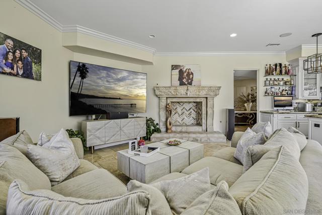 7335 El Fuerte St, Carlsbad CA: https://media.crmls.org/mediaz/608279c9-cbf3-4e81-bd15-17648305f281.jpg