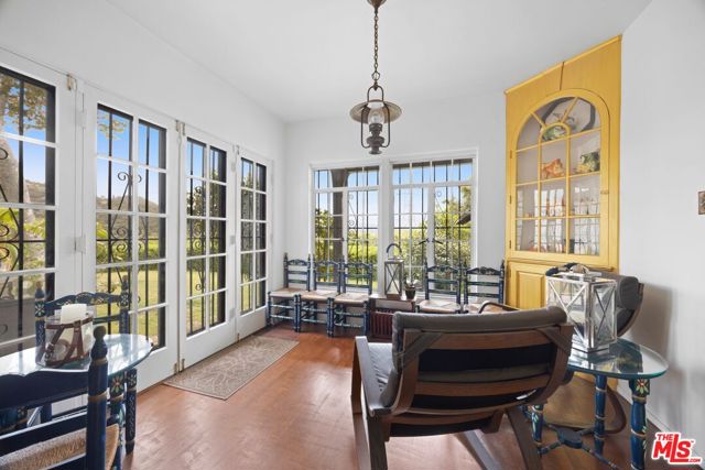 3806 Carnavon Way, Los Angeles CA: https://media.crmls.org/mediaz/6082acb6-402a-4775-bbf7-96932fd20bad.jpg