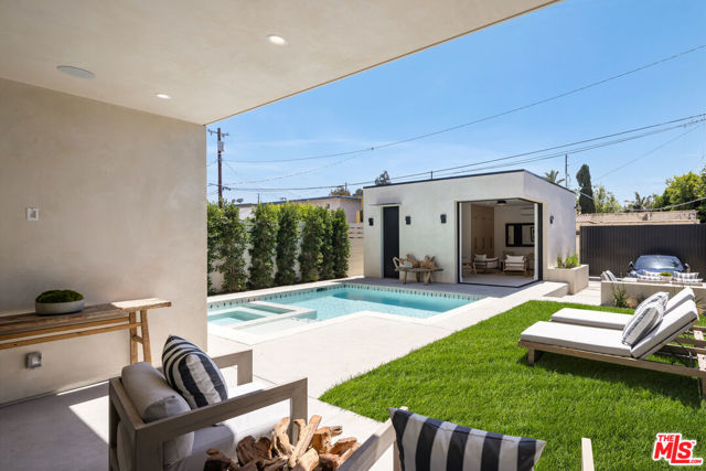 2115 Walnut Avenue, Venice CA: https://media.crmls.org/mediaz/608336eb-932c-4f13-90da-9c92d90694d4.jpg