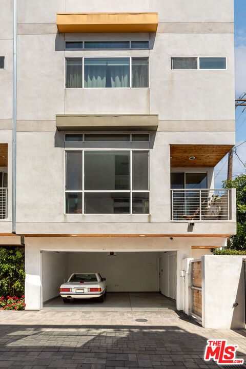 1201 N Las Palmas Avenue, Los Angeles CA: https://media.crmls.org/mediaz/6083ea25-b8ba-4960-aa01-9ebf6e2edc53.jpg