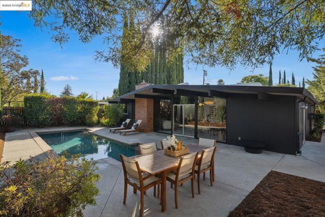 4020 Salem ST, Concord CA: https://media.crmls.org/mediaz/60849d9a-d2fa-42d9-b648-0a155fd58511.jpg