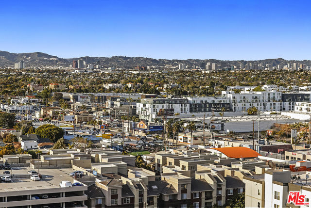 13700 Marina Pointe Drive, Marina del Rey CA: https://media.crmls.org/mediaz/60849f2b-c5f9-4782-9d3d-18f132157041.jpg