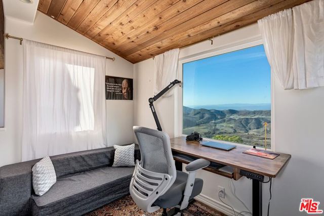 10827 Pacific View Drive, Malibu CA: https://media.crmls.org/mediaz/6084aedc-6df1-4633-a189-dc5647b5bef8.jpg