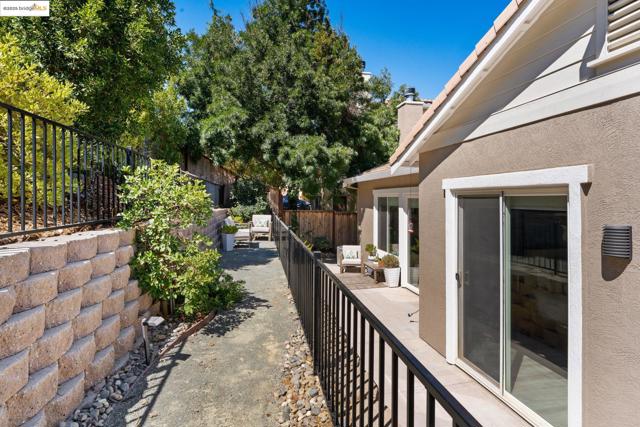 881 Inverness Ln, Brentwood CA: https://media.crmls.org/mediaz/6084fc44-d051-4b2c-bb6f-48657b1d6a41.jpg