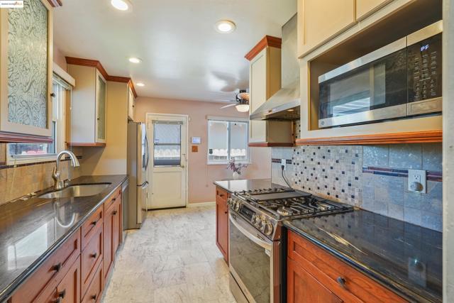836 Stella St, Vallejo CA: https://media.crmls.org/mediaz/60854388-8373-4bfc-8c84-c8597f3b49fc.jpg