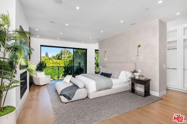 4544 Woodley Avenue, Encino CA: https://media.crmls.org/mediaz/6086fc51-97ed-4e5f-b419-192ad625dda9.jpg