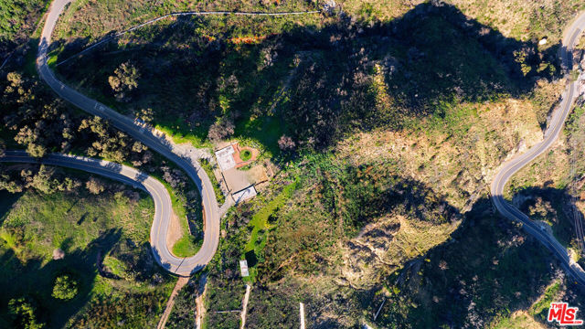 2700 Hume Road, Malibu CA: https://media.crmls.org/mediaz/608710cd-181f-4c10-b5b7-89419a1d24c0.jpg