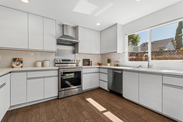 851 Peary Lane, Foster City CA: https://media.crmls.org/mediaz/60872d47-e7af-4bdc-9392-f1260460f041.jpg