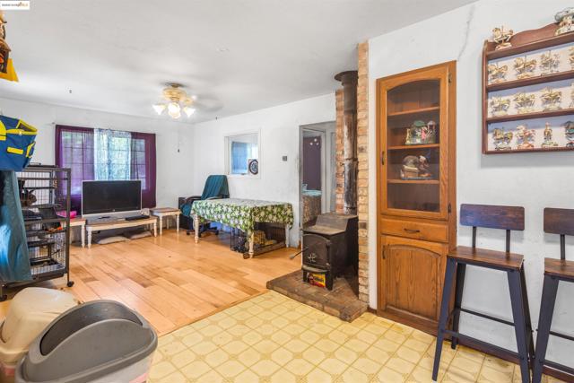 832 W 11Th St, Antioch CA: https://media.crmls.org/mediaz/6087dfeb-ccd3-4754-aa5e-cd141a41237c.jpg