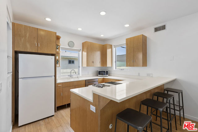1410 Pacific Avenue, Venice CA: https://media.crmls.org/mediaz/6087efa6-66a9-42a6-83ad-7dccf4d12dda.jpg