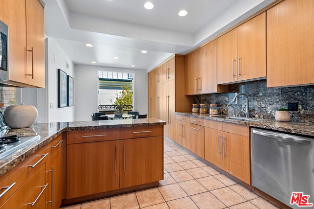 10116 Empyrean Way, Los Angeles CA: https://media.crmls.org/mediaz/6087fa39-e07d-40d6-919c-f6a74f2a9a36.jpg