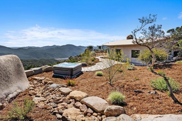 10027 Tall Oak Drive, Escondido CA: https://media.crmls.org/mediaz/6088bec4-58e8-44d2-9e81-9548a0b3cccb.jpg