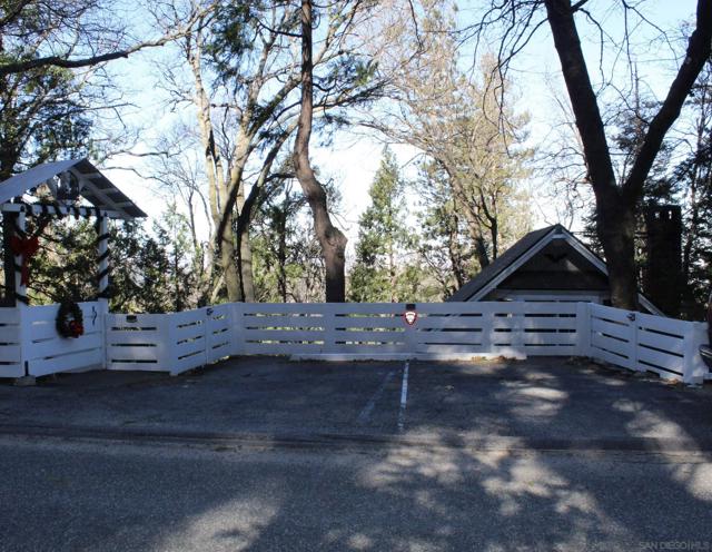 23984 SKYLAND DR, Crestline CA: https://media.crmls.org/mediaz/6089e437-b0d9-4860-9aa6-5cb80ffb9748.jpg
