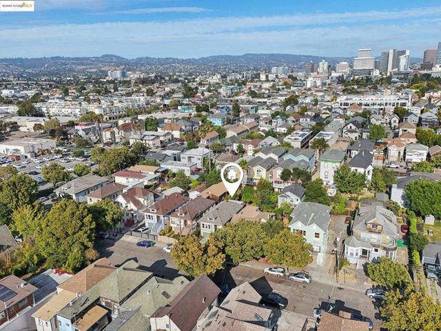 2002 Chestnut St, Oakland CA: https://media.crmls.org/mediaz/608ae54d-5165-4fe8-85db-d041060483b7.jpg