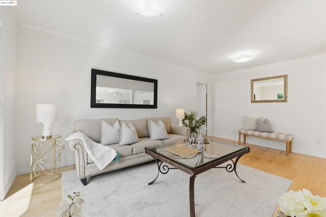 2721 Oliver Ave, Oakland CA: https://media.crmls.org/mediaz/608b0e98-1896-4349-8674-84cbf7d60b42.jpg