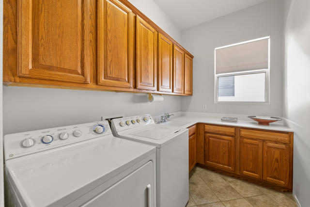 35925 Rosemont Drive, Palm Desert CA: https://media.crmls.org/mediaz/608b1941-bbf2-4183-95b0-3373ffd634f4.jpg